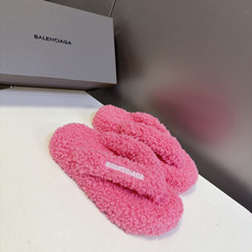 Balenciaga巴黎世家最新情侣款泰迪毛绒夹脚人字拖 超多明星网红种草 全泰迪毛绒覆盖 整鞋采用卷曲羊羔毛面料 把传 Balenciaga巴黎世家最新情侣款泰迪毛绒夹脚人字拖 超多明星网红种草 全泰迪毛绒覆盖 整鞋采用卷曲羊羔毛面料 把传