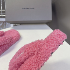 Balenciaga巴黎世家最新情侣款泰迪毛绒夹脚人字拖 超多明星网红种草 全泰迪毛绒覆盖 整鞋采用卷曲羊羔毛面料 把传 Balenciaga巴黎世家最新情侣款泰迪毛绒夹脚人字拖 超多明星网红种草 全泰迪毛绒覆盖 整鞋采用卷曲羊羔毛面料 把传