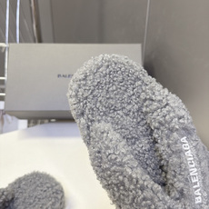 Balenciaga巴黎世家最新情侣款泰迪毛绒夹脚人字拖 超多明星网红种草 全泰迪毛绒覆盖 整鞋采用卷曲羊羔毛面料 把传 Balenciaga巴黎世家最新情侣款泰迪毛绒夹脚人字拖 超多明星网红种草 全泰迪毛绒覆盖 整鞋采用卷曲羊羔毛面料 把传