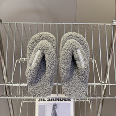 Balenciaga巴黎世家最新情侣款泰迪毛绒夹脚人字拖 超多明星网红种草 全泰迪毛绒覆盖 整鞋采用卷曲羊羔毛面料 把传 Balenciaga巴黎世家最新情侣款泰迪毛绒夹脚人字拖 超多明星网红种草 全泰迪毛绒覆盖 整鞋采用卷曲羊羔毛面料 把传