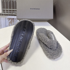 Balenciaga巴黎世家最新情侣款泰迪毛绒夹脚人字拖 超多明星网红种草 全泰迪毛绒覆盖 整鞋采用卷曲羊羔毛面料 把传 Balenciaga巴黎世家最新情侣款泰迪毛绒夹脚人字拖 超多明星网红种草 全泰迪毛绒覆盖 整鞋采用卷曲羊羔毛面料 把传