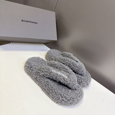 Balenciaga巴黎世家最新情侣款泰迪毛绒夹脚人字拖 超多明星网红种草 全泰迪毛绒覆盖 整鞋采用卷曲羊羔毛面料 把传 Balenciaga巴黎世家最新情侣款泰迪毛绒夹脚人字拖 超多明星网红种草 全泰迪毛绒覆盖 整鞋采用卷曲羊羔毛面料 把传