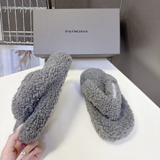 Balenciaga巴黎世家最新情侣款泰迪毛绒夹脚人字拖 超多明星网红种草 全泰迪毛绒覆盖 整鞋采用卷曲羊羔毛面料 把传 Balenciaga巴黎世家最新情侣款泰迪毛绒夹脚人字拖 超多明星网红种草 全泰迪毛绒覆盖 整鞋采用卷曲羊羔毛面料 把传