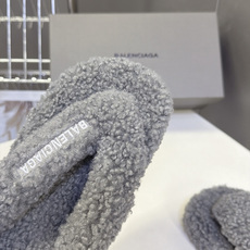 Balenciaga巴黎世家最新情侣款泰迪毛绒夹脚人字拖 超多明星网红种草 全泰迪毛绒覆盖 整鞋采用卷曲羊羔毛面料 把传 Balenciaga巴黎世家最新情侣款泰迪毛绒夹脚人字拖 超多明星网红种草 全泰迪毛绒覆盖 整鞋采用卷曲羊羔毛面料 把传