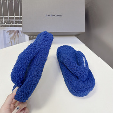 Balenciaga巴黎世家最新情侣款泰迪毛绒夹脚人字拖 超多明星网红种草 全泰迪毛绒覆盖 整鞋采用卷曲羊羔毛面料 把传 Balenciaga巴黎世家最新情侣款泰迪毛绒夹脚人字拖 超多明星网红种草 全泰迪毛绒覆盖 整鞋采用卷曲羊羔毛面料 把传