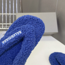 Balenciaga巴黎世家最新情侣款泰迪毛绒夹脚人字拖 超多明星网红种草 全泰迪毛绒覆盖 整鞋采用卷曲羊羔毛面料 把传 Balenciaga巴黎世家最新情侣款泰迪毛绒夹脚人字拖 超多明星网红种草 全泰迪毛绒覆盖 整鞋采用卷曲羊羔毛面料 把传