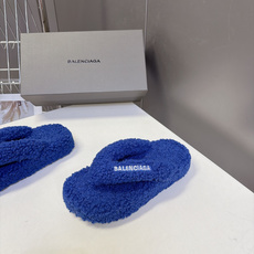 Balenciaga巴黎世家最新情侣款泰迪毛绒夹脚人字拖 超多明星网红种草 全泰迪毛绒覆盖 整鞋采用卷曲羊羔毛面料 把传 Balenciaga巴黎世家最新情侣款泰迪毛绒夹脚人字拖 超多明星网红种草 全泰迪毛绒覆盖 整鞋采用卷曲羊羔毛面料 把传