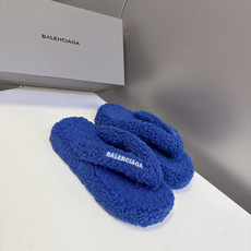 Balenciaga巴黎世家最新情侣款泰迪毛绒夹脚人字拖 超多明星网红种草 全泰迪毛绒覆盖 整鞋采用卷曲羊羔毛面料 把传 Balenciaga巴黎世家最新情侣款泰迪毛绒夹脚人字拖 超多明星网红种草 全泰迪毛绒覆盖 整鞋采用卷曲羊羔毛面料 把传