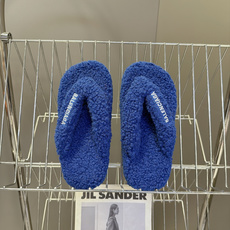 Balenciaga巴黎世家最新情侣款泰迪毛绒夹脚人字拖 超多明星网红种草 全泰迪毛绒覆盖 整鞋采用卷曲羊羔毛面料 把传 Balenciaga巴黎世家最新情侣款泰迪毛绒夹脚人字拖 超多明星网红种草 全泰迪毛绒覆盖 整鞋采用卷曲羊羔毛面料 把传