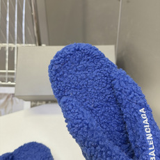 Balenciaga巴黎世家最新情侣款泰迪毛绒夹脚人字拖 超多明星网红种草 全泰迪毛绒覆盖 整鞋采用卷曲羊羔毛面料 把传 Balenciaga巴黎世家最新情侣款泰迪毛绒夹脚人字拖 超多明星网红种草 全泰迪毛绒覆盖 整鞋采用卷曲羊羔毛面料 把传