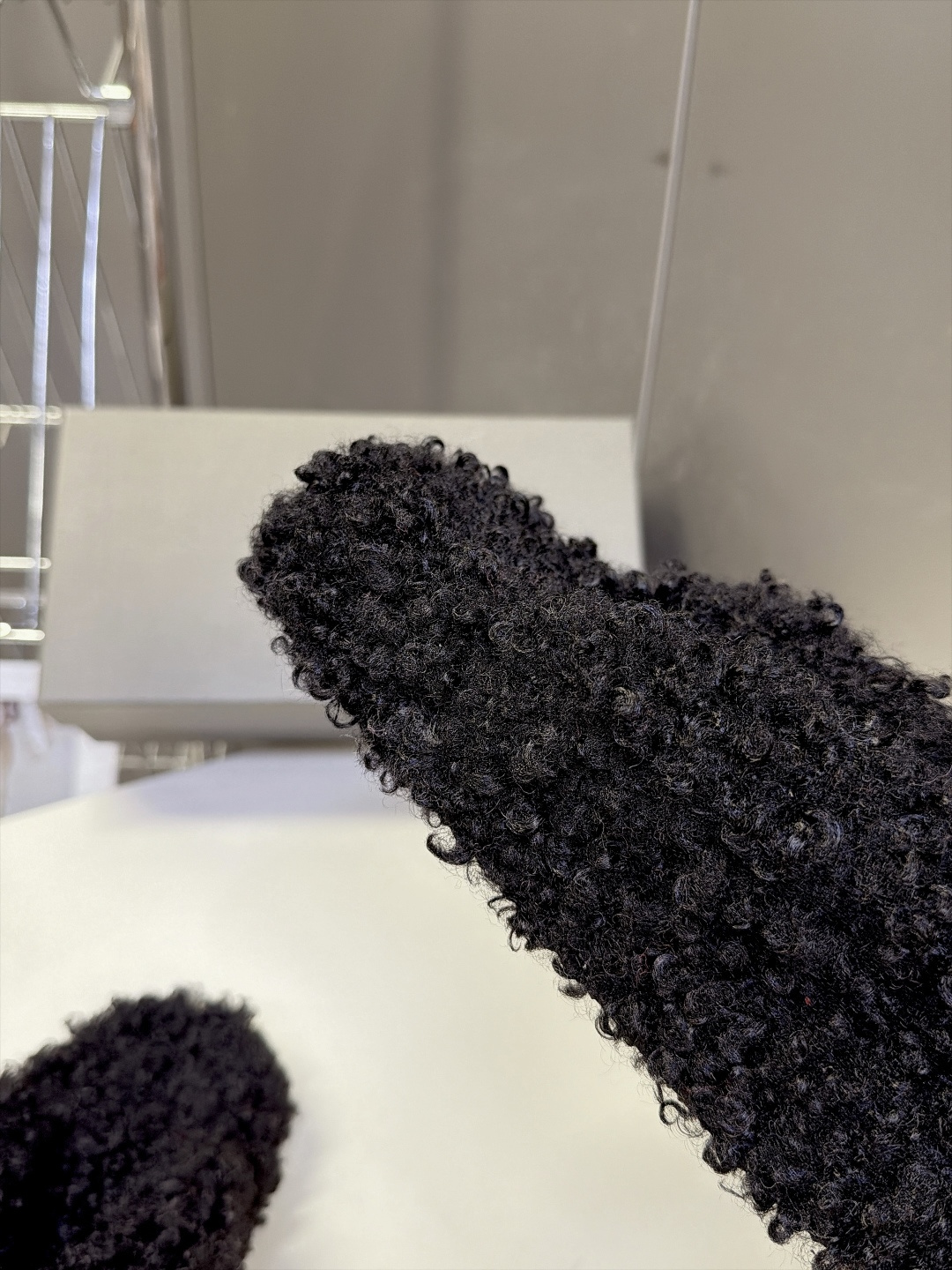 Balenciaga巴黎世家最新情侣款泰迪毛绒夹脚人字拖 超多明星网红种草 全泰迪毛绒覆盖 整鞋采用卷曲羊羔毛面料 把传