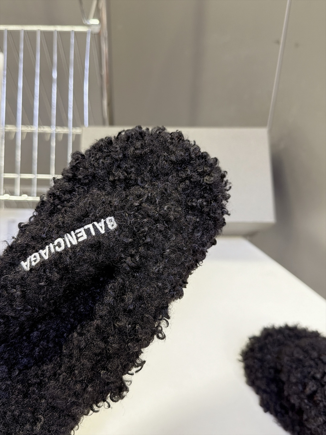 Balenciaga巴黎世家最新情侣款泰迪毛绒夹脚人字拖 超多明星网红种草 全泰迪毛绒覆盖 整鞋采用卷曲羊羔毛面料 把传