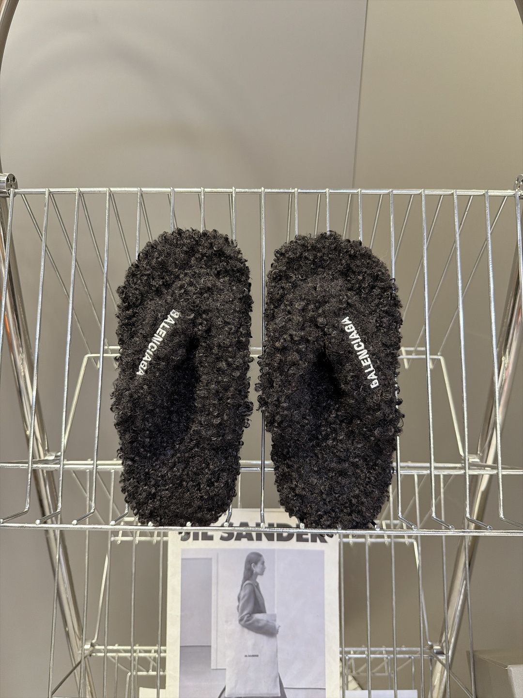 Balenciaga巴黎世家最新情侣款泰迪毛绒夹脚人字拖 超多明星网红种草 全泰迪毛绒覆盖 整鞋采用卷曲羊羔毛面料 把传