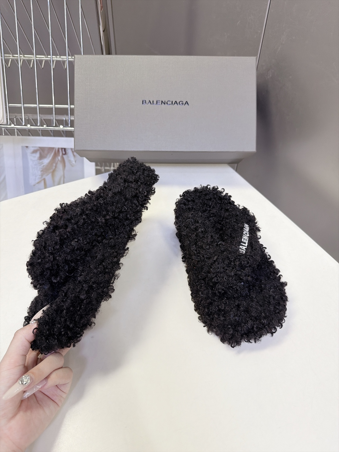 Balenciaga巴黎世家最新情侣款泰迪毛绒夹脚人字拖 超多明星网红种草 全泰迪毛绒覆盖 整鞋采用卷曲羊羔毛面料 把传