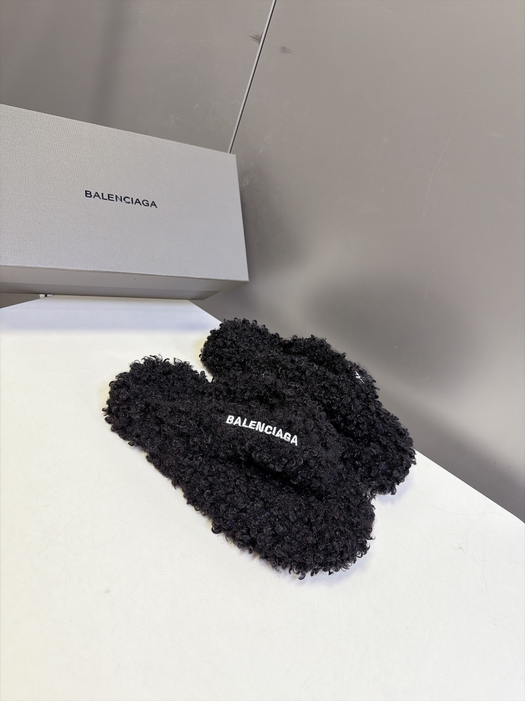 Balenciaga巴黎世家最新情侣款泰迪毛绒夹脚人字拖 超多明星网红种草 全泰迪毛绒覆盖 整鞋采用卷曲羊羔毛面料 把传