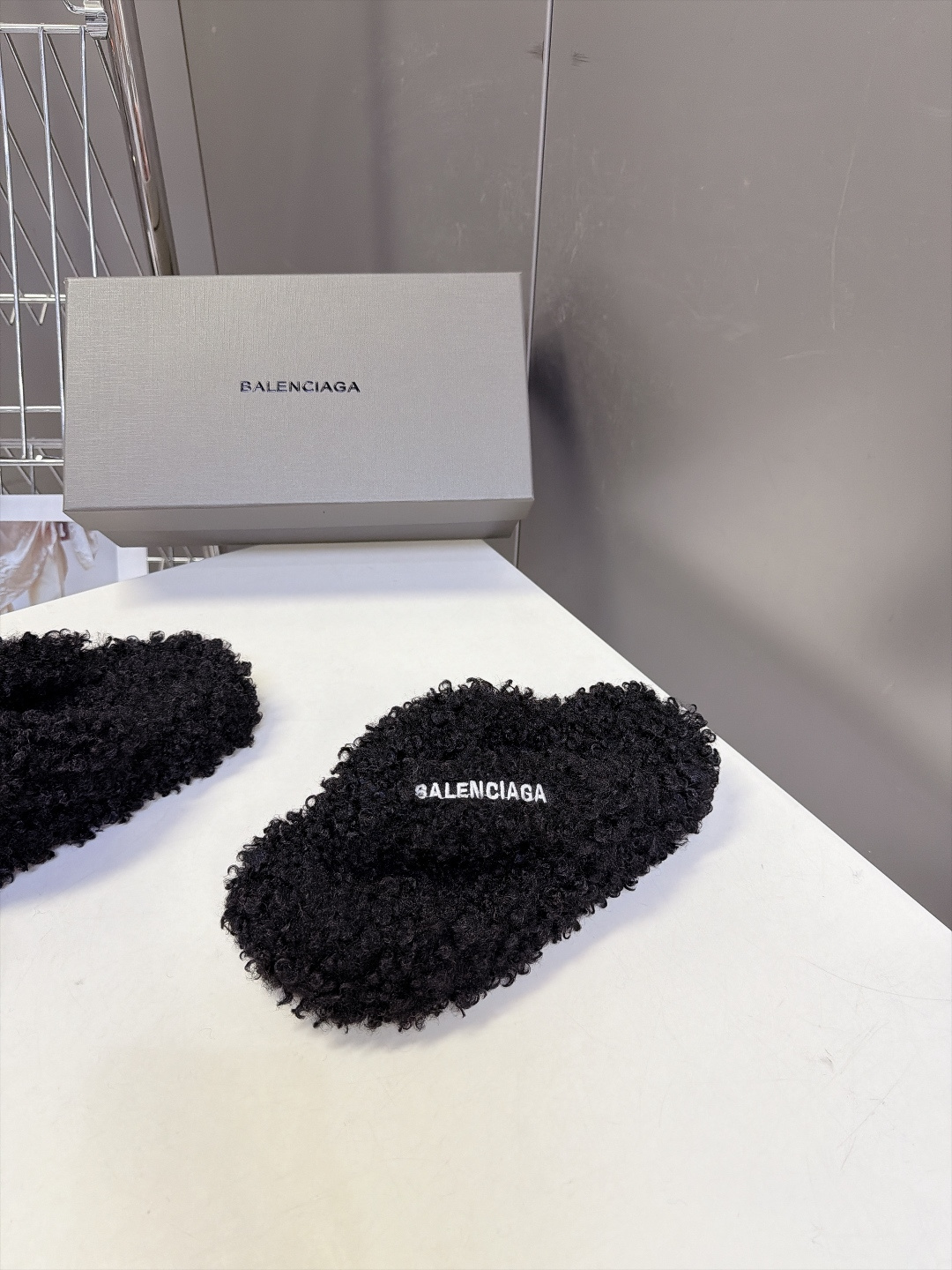 Balenciaga巴黎世家最新情侣款泰迪毛绒夹脚人字拖 超多明星网红种草 全泰迪毛绒覆盖 整鞋采用卷曲羊羔毛面料 把传
