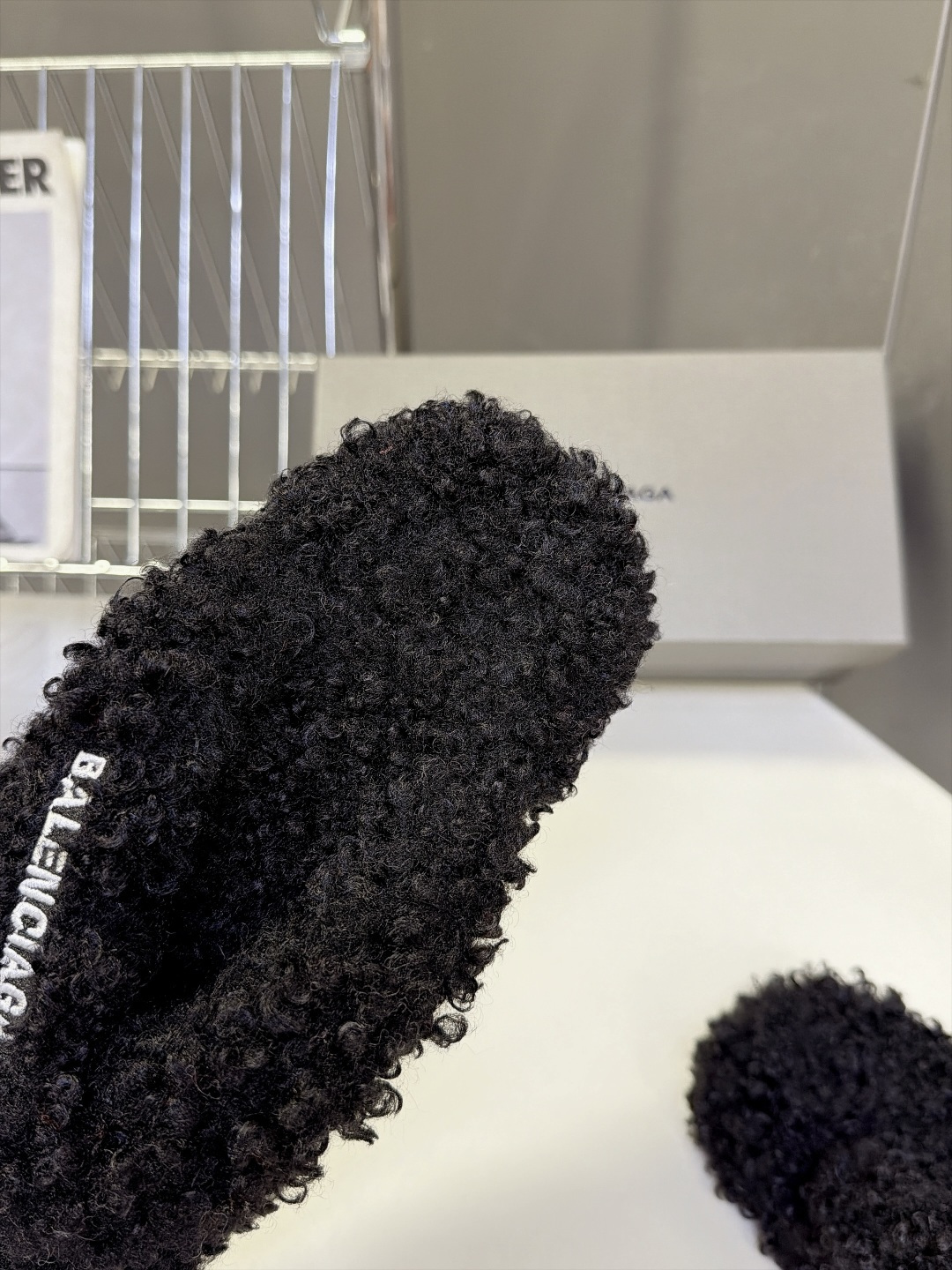 Balenciaga巴黎世家最新情侣款泰迪毛绒夹脚人字拖 超多明星网红种草 全泰迪毛绒覆盖 整鞋采用卷曲羊羔毛面料 把传