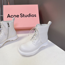 Acne Studios秋冬最新款厚底圆头系带马丁短靴 超多明星网红种草 标志性大圆鞋头 钝感圆头 是Acne极具辨识度 Acne Studios秋冬最新款厚底圆头系带马丁短靴 超多明星网红种草 标志性大圆鞋头 钝感圆头 是Acne极具辨识度