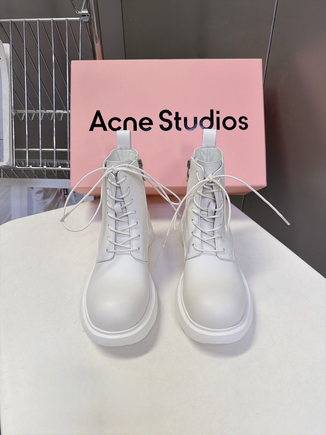 Acne Studios秋冬最新款厚底圆头系带马丁短靴 超多明星网红种草 标志性大圆鞋头 钝感圆头 是Acne极具辨识度 Acne Studios秋冬最新款厚底圆头系带马丁短靴 超多明星网红种草 标志性大圆鞋头 钝感圆头 是Acne极具辨识度