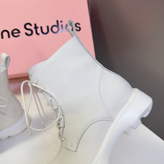 Acne Studios秋冬最新款厚底圆头系带马丁短靴 超多明星网红种草 标志性大圆鞋头 钝感圆头 是Acne极具辨识度 Acne Studios秋冬最新款厚底圆头系带马丁短靴 超多明星网红种草 标志性大圆鞋头 钝感圆头 是Acne极具辨识度