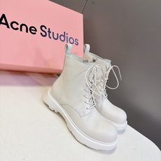 Acne Studios秋冬最新款厚底圆头系带马丁短靴 超多明星网红种草 标志性大圆鞋头 钝感圆头 是Acne极具辨识度 Acne Studios秋冬最新款厚底圆头系带马丁短靴 超多明星网红种草 标志性大圆鞋头 钝感圆头 是Acne极具辨识度