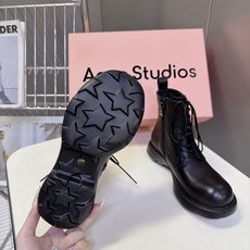 Acne Studios秋冬最新款厚底圆头系带马丁短靴 超多明星网红种草 标志性大圆鞋头 钝感圆头 是Acne极具辨识度 Acne Studios秋冬最新款厚底圆头系带马丁短靴 超多明星网红种草 标志性大圆鞋头 钝感圆头 是Acne极具辨识度