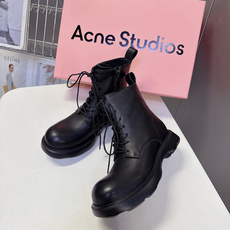 Acne Studios秋冬最新款厚底圆头系带马丁短靴 超多明星网红种草 标志性大圆鞋头 钝感圆头 是Acne极具辨识度 Acne Studios秋冬最新款厚底圆头系带马丁短靴 超多明星网红种草 标志性大圆鞋头 钝感圆头 是Acne极具辨识度