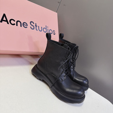 Acne Studios秋冬最新款厚底圆头系带马丁短靴 超多明星网红种草 标志性大圆鞋头 钝感圆头 是Acne极具辨识度 Acne Studios秋冬最新款厚底圆头系带马丁短靴 超多明星网红种草 标志性大圆鞋头 钝感圆头 是Acne极具辨识度