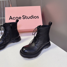 Acne Studios秋冬最新款厚底圆头系带马丁短靴 超多明星网红种草 标志性大圆鞋头 钝感圆头 是Acne极具辨识度 Acne Studios秋冬最新款厚底圆头系带马丁短靴 超多明星网红种草 标志性大圆鞋头 钝感圆头 是Acne极具辨识度