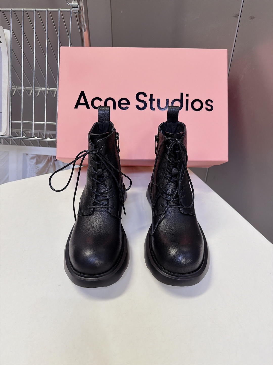Acne Studios秋冬最新款厚底圆头系带马丁短靴 超多明星网红种草 标志性大圆鞋头 钝感圆头 是Acne极具辨识度 Acne Studios秋冬最新款厚底圆头系带马丁短靴 超多明星网红种草 标志性大圆鞋头 钝感圆头 是Acne极具辨识度