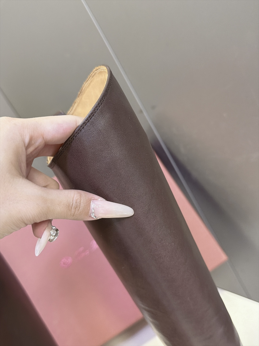 Loro Piana诺悠翩雅最新款V口极简风直筒高筒骑士靴 超多明星网红种草 靴口V型斜切开口 靴管前低后高的V口设计 