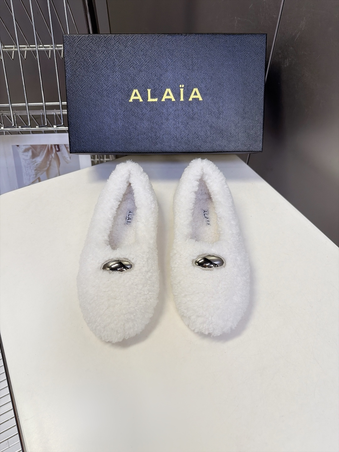 ALAÏA阿莱亚最新款泰迪羊羔毛芭蕾毛毛平底鞋 超多明星网红种草 全身泰迪卷曲羊羔毛整鞋包裹毛绒 里外毛茸茸 秋冬氛围感 ALAÏA阿莱亚最新款泰迪羊羔毛芭蕾毛毛平底鞋 超多明星网红种草 全身泰迪卷曲羊羔毛整鞋包裹毛绒 里外毛茸茸 秋冬氛围感