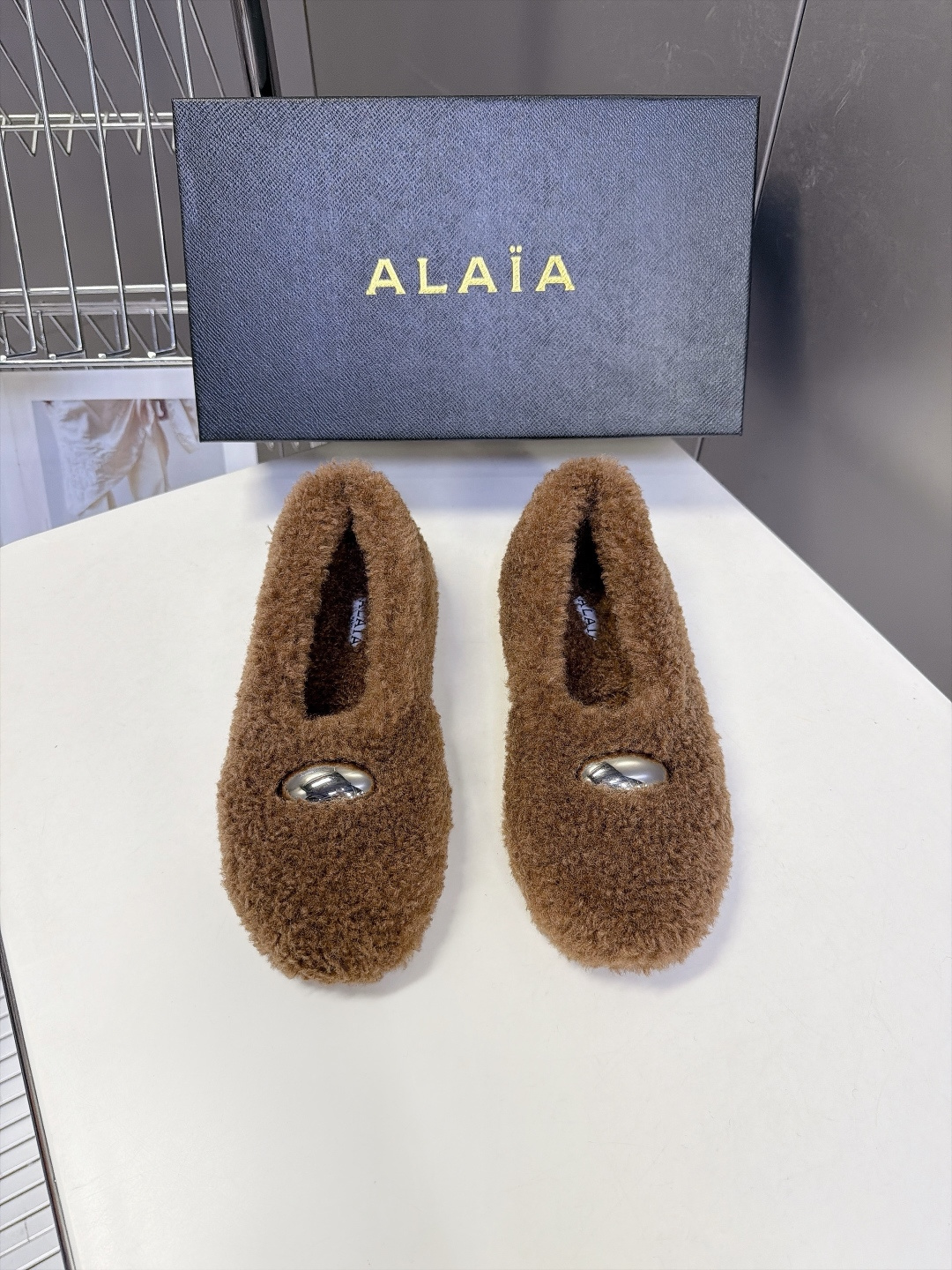 ALAÏA阿莱亚最新款泰迪羊羔毛芭蕾毛毛平底鞋 超多明星网红种草 全身泰迪卷曲羊羔毛整鞋包裹毛绒 里外毛茸茸 秋冬氛围感 ALAÏA阿莱亚最新款泰迪羊羔毛芭蕾毛毛平底鞋 超多明星网红种草 全身泰迪卷曲羊羔毛整鞋包裹毛绒 里外毛茸茸 秋冬氛围感