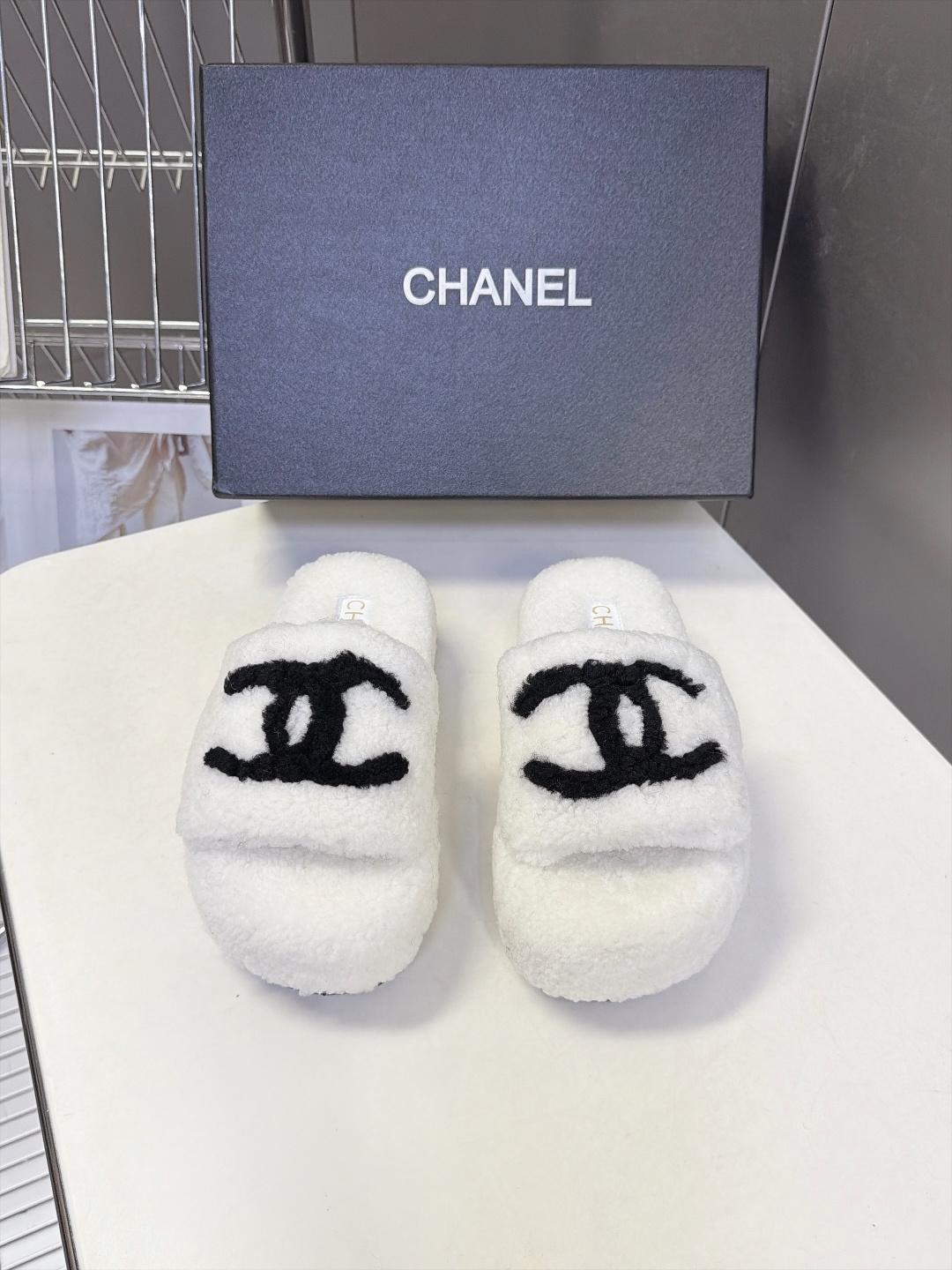 CHANEL香奈儿最新款泰迪羊羔毛厚底一字毛毛拖鞋 超多明星网红种草 鞋面通体泰迪卷羊羔毛厚实毛绒 秋冬保暖 一字露趾拖 CHANEL香奈儿最新款泰迪羊羔毛厚底一字毛毛拖鞋 超多明星网红种草 鞋面通体泰迪卷羊羔毛厚实毛绒 秋冬保暖 一字露趾拖
