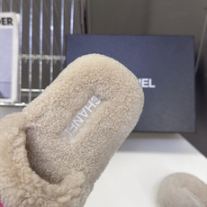CHANEL香奈儿最新款泰迪羊羔毛厚底一字毛毛拖鞋 超多明星网红种草 鞋面通体泰迪卷羊羔毛厚实毛绒 秋冬保暖 一字露趾拖 CHANEL香奈儿最新款泰迪羊羔毛厚底一字毛毛拖鞋 超多明星网红种草 鞋面通体泰迪卷羊羔毛厚实毛绒 秋冬保暖 一字露趾拖