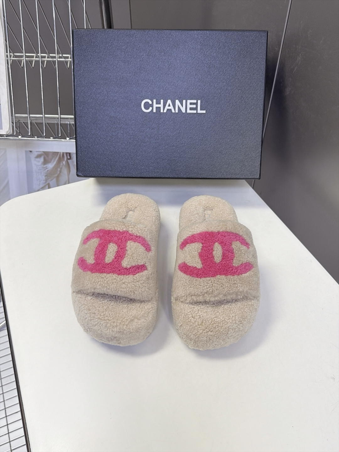 CHANEL香奈儿最新款泰迪羊羔毛厚底一字毛毛拖鞋 超多明星网红种草 鞋面通体泰迪卷羊羔毛厚实毛绒 秋冬保暖 一字露趾拖 CHANEL香奈儿最新款泰迪羊羔毛厚底一字毛毛拖鞋 超多明星网红种草 鞋面通体泰迪卷羊羔毛厚实毛绒 秋冬保暖 一字露趾拖