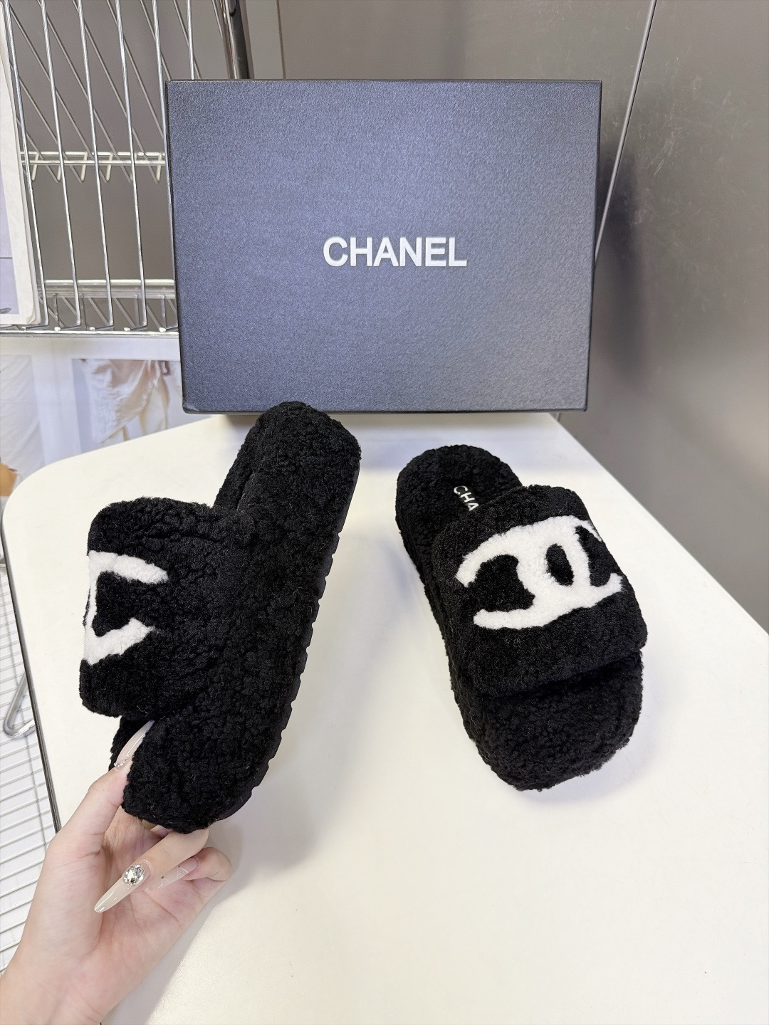 CHANEL香奈儿最新款泰迪羊羔毛厚底一字毛毛拖鞋 超多明星网红种草 鞋面通体泰迪卷羊羔毛厚实毛绒 秋冬保暖 一字露趾拖