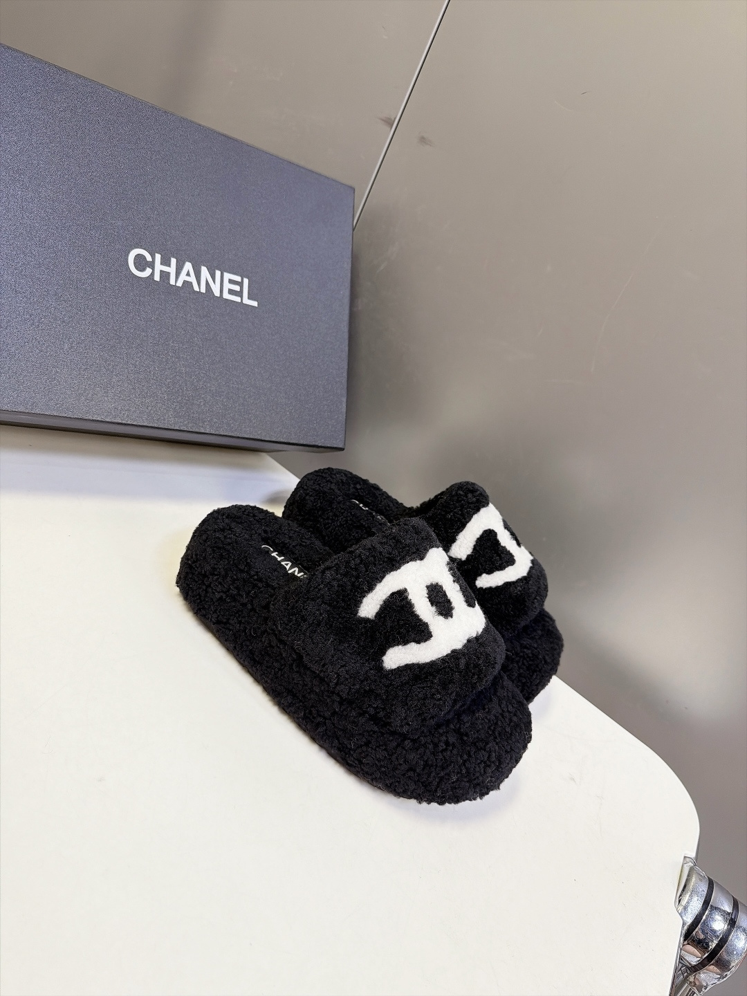 CHANEL香奈儿最新款泰迪羊羔毛厚底一字毛毛拖鞋 超多明星网红种草 鞋面通体泰迪卷羊羔毛厚实毛绒 秋冬保暖 一字露趾拖