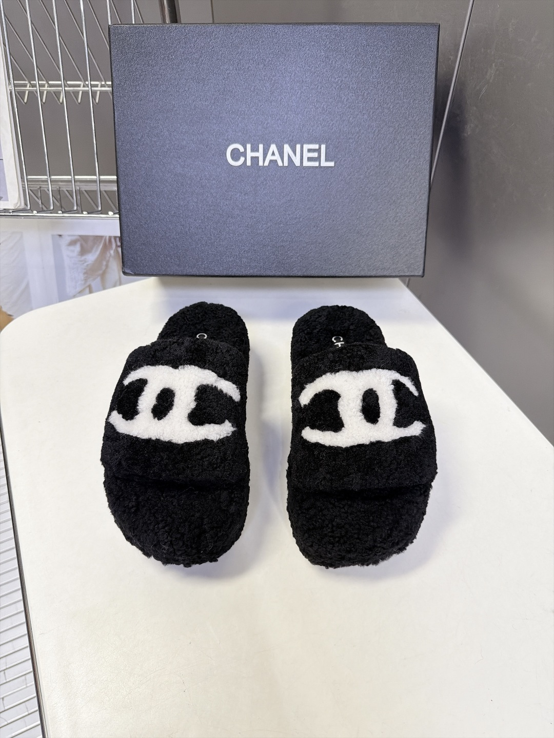 CHANEL香奈儿最新款泰迪羊羔毛厚底一字毛毛拖鞋 超多明星网红种草 鞋面通体泰迪卷羊羔毛厚实毛绒 秋冬保暖 一字露趾拖 CHANEL香奈儿最新款泰迪羊羔毛厚底一字毛毛拖鞋 超多明星网红种草 鞋面通体泰迪卷羊羔毛厚实毛绒 秋冬保暖 一字露趾拖