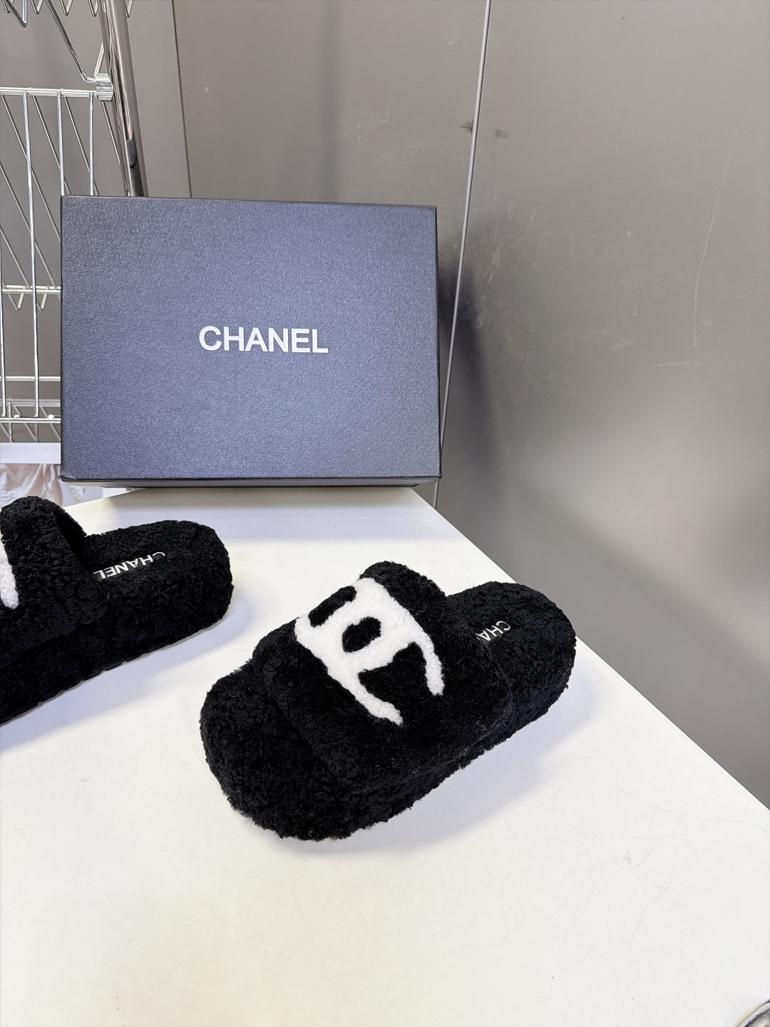 CHANEL香奈儿最新款泰迪羊羔毛厚底一字毛毛拖鞋 超多明星网红种草 鞋面通体泰迪卷羊羔毛厚实毛绒 秋冬保暖 一字露趾拖