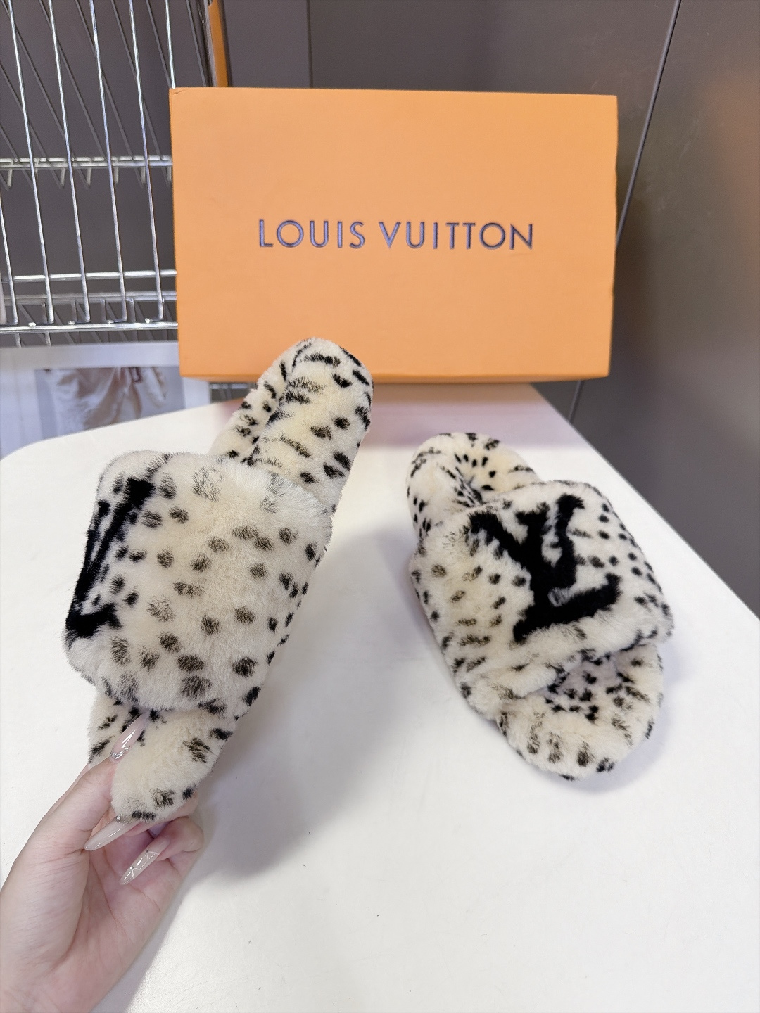 LOUIS VUITTON路易威登豹纹泰迪毛绒一字厚底拖鞋 超多明星网红种草 鞋面为豹斑点泰迪卷毛绒 毛量饱满蓬松 秋冬