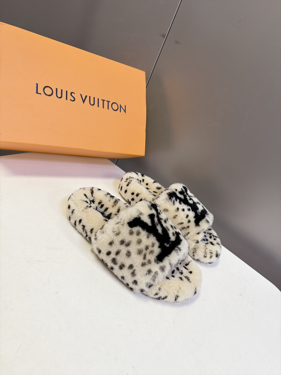 LOUIS VUITTON路易威登豹纹泰迪毛绒一字厚底拖鞋 超多明星网红种草 鞋面为豹斑点泰迪卷毛绒 毛量饱满蓬松 秋冬