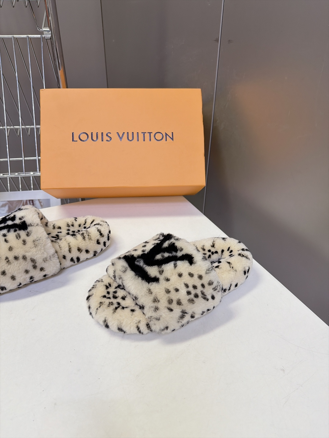 LOUIS VUITTON路易威登豹纹泰迪毛绒一字厚底拖鞋 超多明星网红种草 鞋面为豹斑点泰迪卷毛绒 毛量饱满蓬松 秋冬