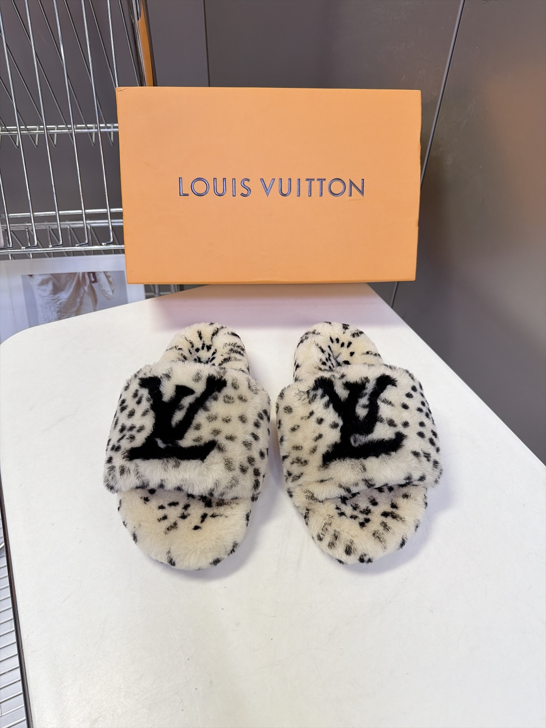 LOUIS VUITTON路易威登豹纹泰迪毛绒一字厚底拖鞋 超多明星网红种草 鞋面为豹斑点泰迪卷毛绒 毛量饱满蓬松 秋冬 LOUIS VUITTON路易威登豹纹泰迪毛绒一字厚底拖鞋 超多明星网红种草 鞋面为豹斑点泰迪卷毛绒 毛量饱满蓬松 秋冬