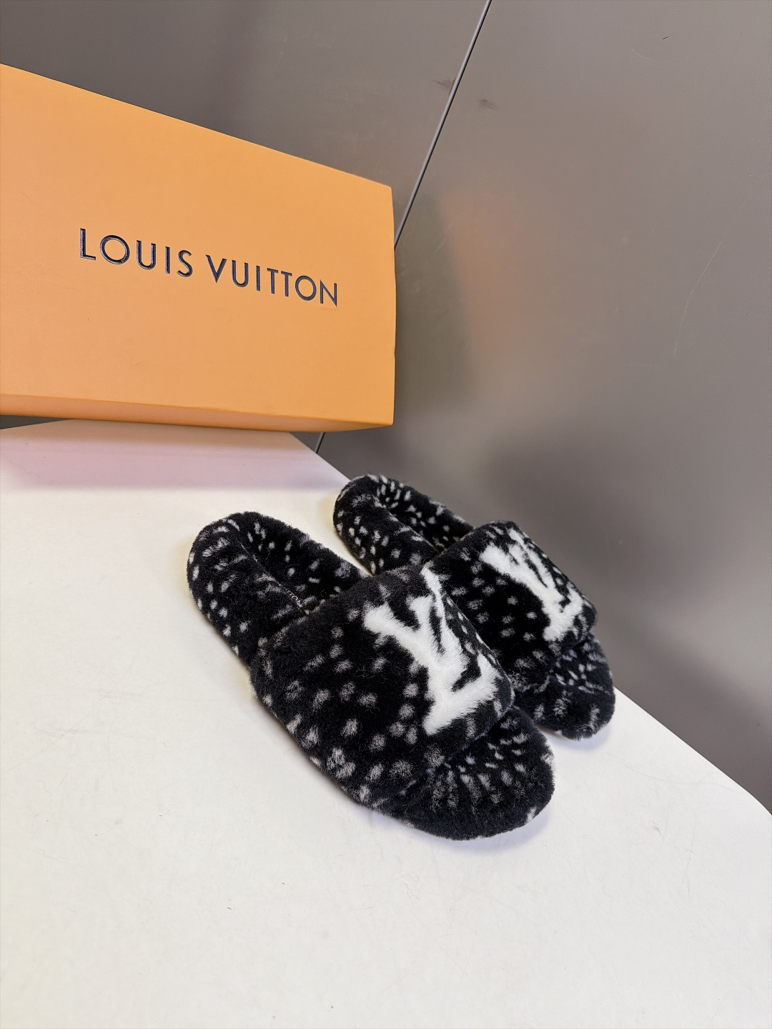 LOUIS VUITTON路易威登豹纹泰迪毛绒一字厚底拖鞋 超多明星网红种草 鞋面为豹斑点泰迪卷毛绒 毛量饱满蓬松 秋冬