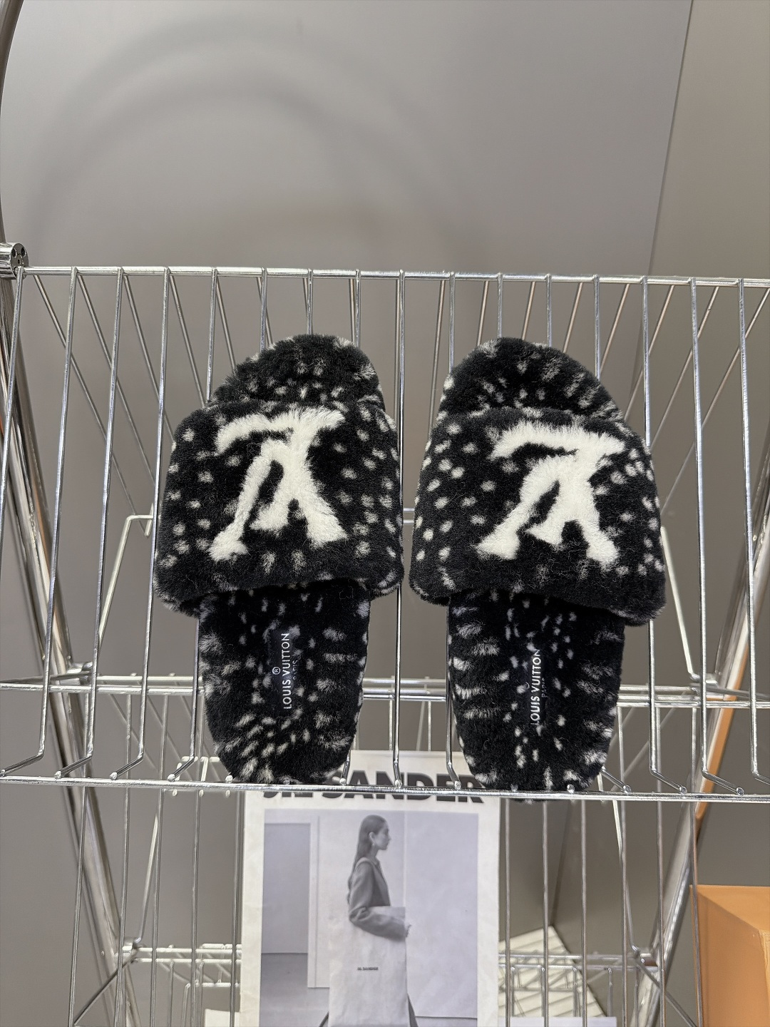 LOUIS VUITTON路易威登豹纹泰迪毛绒一字厚底拖鞋 超多明星网红种草 鞋面为豹斑点泰迪卷毛绒 毛量饱满蓬松 秋冬