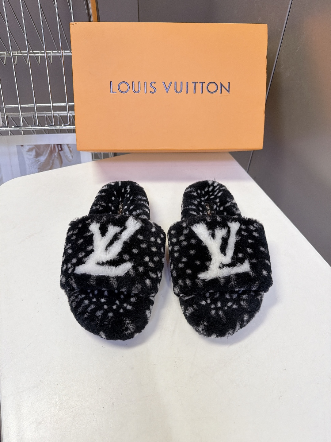 LOUIS VUITTON路易威登豹纹泰迪毛绒一字厚底拖鞋 超多明星网红种草 鞋面为豹斑点泰迪卷毛绒 毛量饱满蓬松 秋冬 LOUIS VUITTON路易威登豹纹泰迪毛绒一字厚底拖鞋 超多明星网红种草 鞋面为豹斑点泰迪卷毛绒 毛量饱满蓬松 秋冬