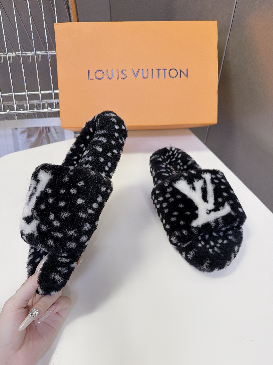 LOUIS VUITTON路易威登豹纹泰迪毛绒一字厚底拖鞋 超多明星网红种草 鞋面为豹斑点泰迪卷毛绒 毛量饱满蓬松 秋冬