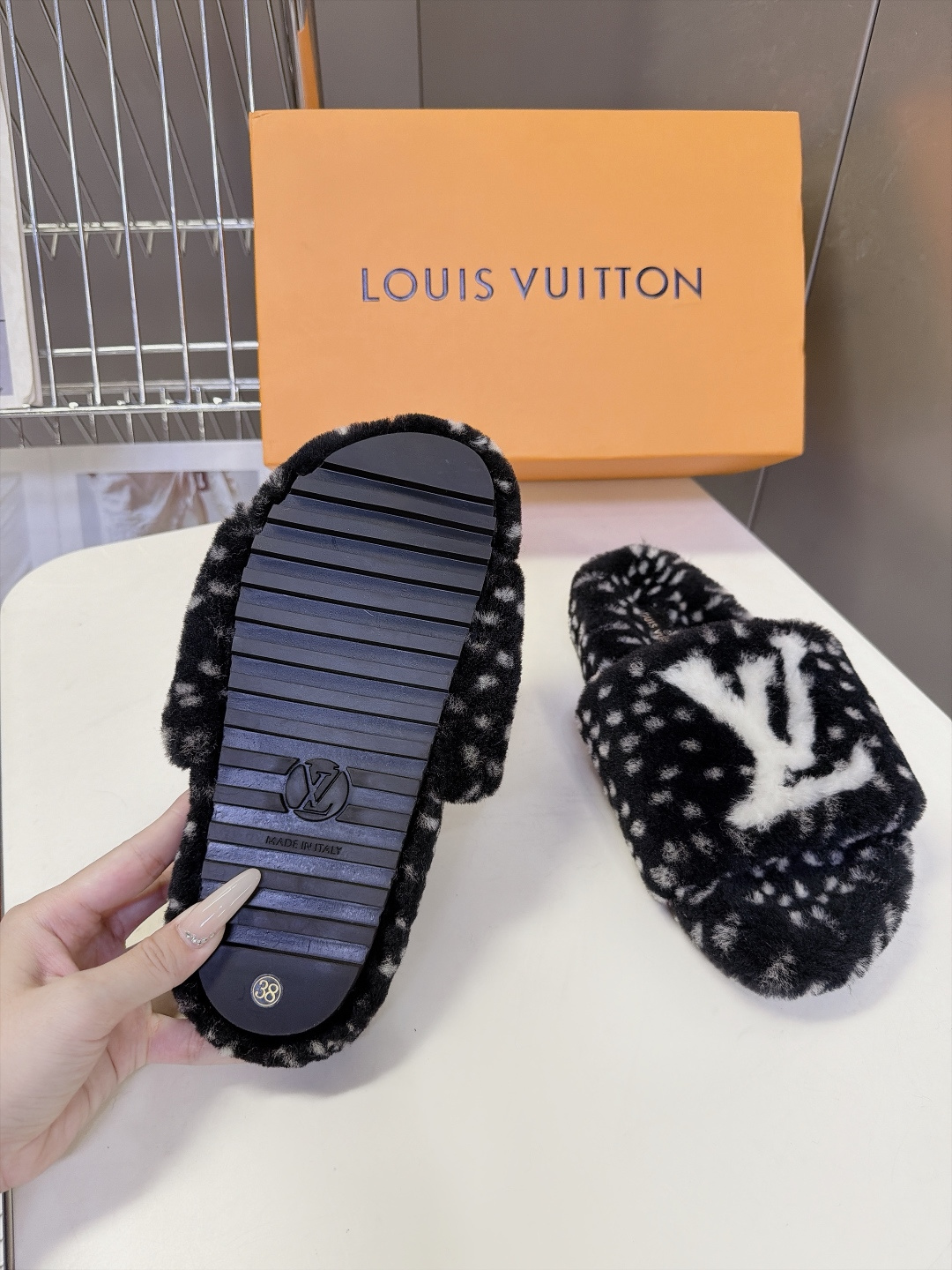 LOUIS VUITTON路易威登豹纹泰迪毛绒一字厚底拖鞋 超多明星网红种草 鞋面为豹斑点泰迪卷毛绒 毛量饱满蓬松 秋冬