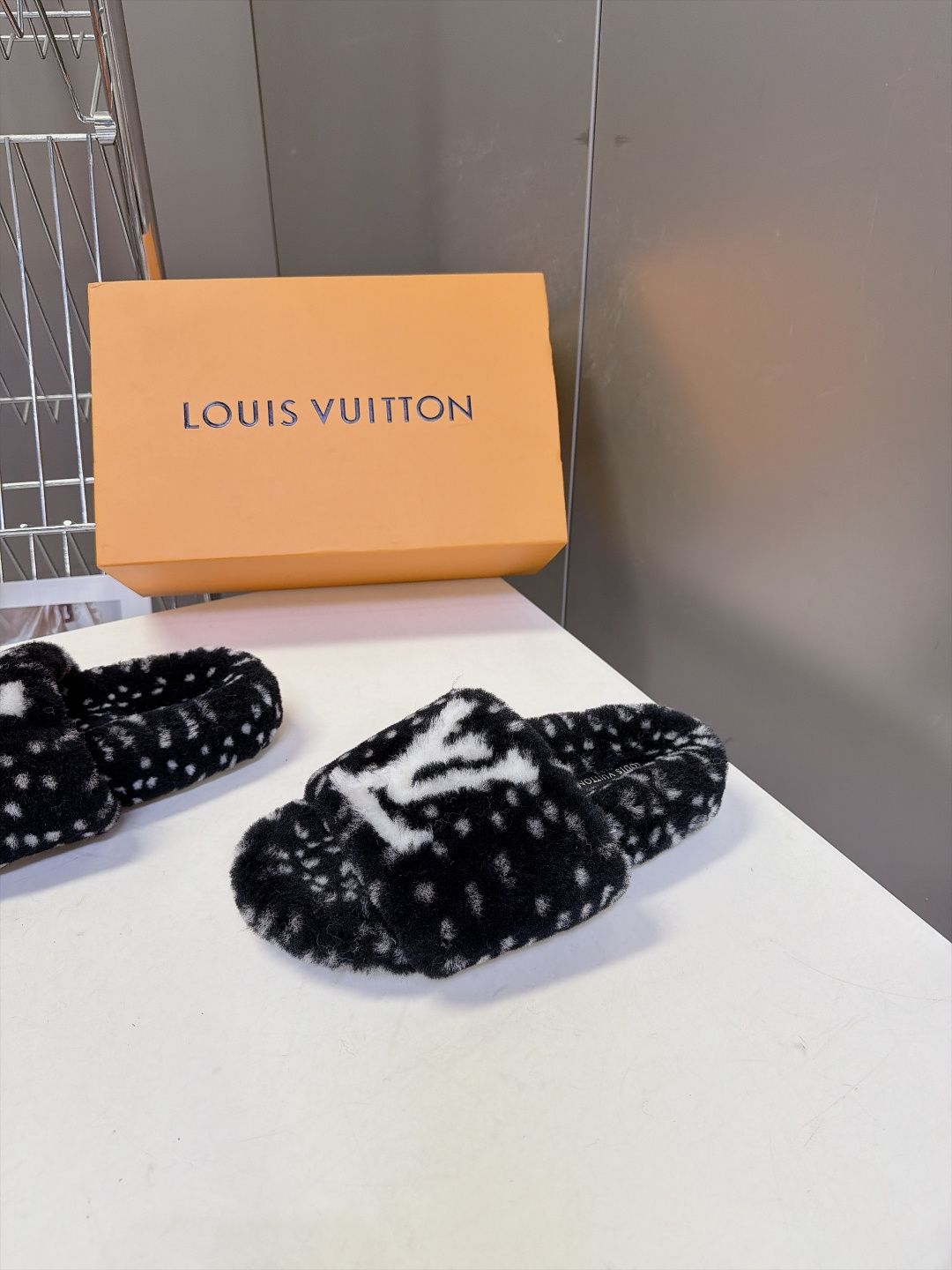 LOUIS VUITTON路易威登豹纹泰迪毛绒一字厚底拖鞋 超多明星网红种草 鞋面为豹斑点泰迪卷毛绒 毛量饱满蓬松 秋冬